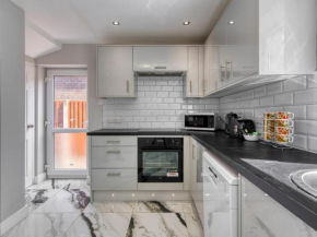 Modern Home Close to Airport Hospital Pass the Keys
